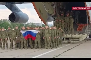 Máy bay chở binh sĩ dưới 25 tuổi được trao trả hạ cánh xuống Moscow