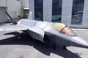 Mô hình máy bay chiến đấu F-35 được bơm căng hoàn toàn của Seawolf Marine. 