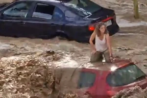 Cảnh đường hóa sông, mưa lũ cuốn phăng loạt ô tô