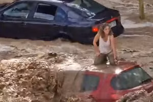 Cảnh đường hóa sông, mưa lũ cuốn phăng loạt ô tô