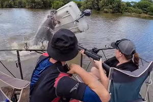 Khoảnh khắc hà mã lật thuyền, hất người xuống nước