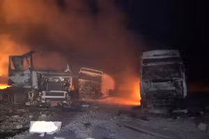 Ngọn lửa và khói bốc lên từ cảng nhiên liệu Ras Isa sau cuộc không kích của Mỹ, tại tỉnh cảng Hodeidah, Yemen, ngày 18/4. Ảnh: Al-Masirah qua EPA.