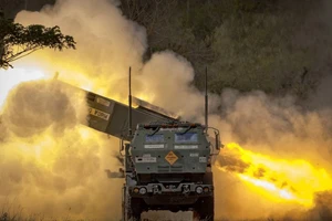 Hỏa lực đánh sập loạt kho đạn, phá hủy xe Grad MLRS và xe bọc thép MaxxPro