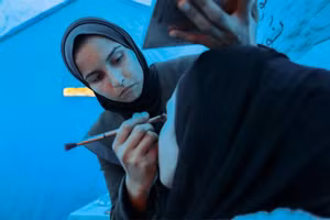 Noor bắt đầu làm việc trong lĩnh vực làm đẹp cách đây 4 năm, khi đang theo học tại một trường dạy nghề ở Thành phố Gaza. Ảnh: Abdelhakim Abu Riash/Al Jazeera.