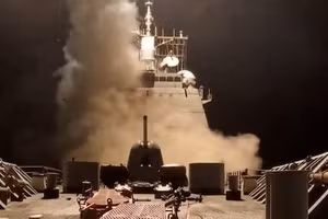 Một con tàu bắn tên lửa vào một địa điểm không được tiết lộ, sau khi Tổng thống Hoa Kỳ Donald Trump phát động các cuộc không kích quân sự nhằm vào lực lượng Houthi liên kết với Iran của Yemen. Ảnh: Reuters.