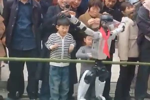 Cậu bé bất ngờ bị robot tát vào mặt