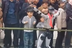 Cậu bé bất ngờ bị robot tát vào mặt