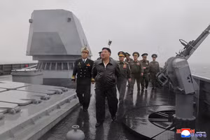 Ông Kim Jong un thị sát tàu khu trục Choe Hyon, dùng bữa cùng thủy thủ