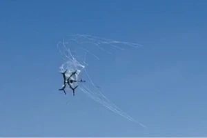 Video lưới bẫy drone từ súng phóng lựu giúp tóm gọn phi đội cảm tử
