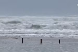 Người dân căng mình đón siêu bão nhiệt đới Beryl 'cực kỳ nguy hiểm'