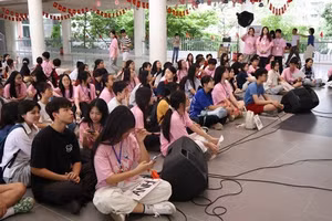 Các em trại viên cùng Ban tổ chức lắng nghe khai mạc đầu sự kiện.