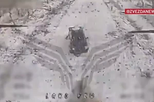 Video drone FPV hạ đối phương trên không, phá hủy xe bọc thép HMMWV