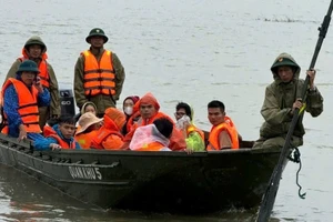 Kịp thời đưa người già, trẻ nhỏ ra khỏi vùng ngập sâu, nguy hiểm.