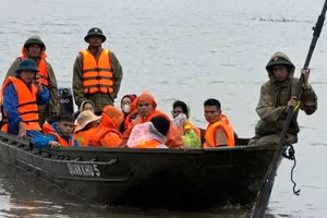 Kịp thời đưa người già, trẻ nhỏ ra khỏi vùng ngập sâu, nguy hiểm.