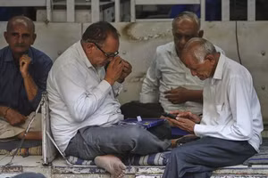 Chợ kim cương giữa lòng Ấn Độ đang lung lay