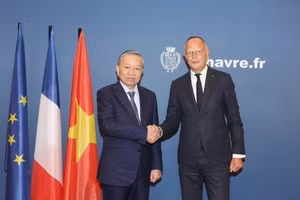 Cựu Thủ tướng Pháp Edouard Philippe, Thị trưởng Thành phố Le Havre đón Tổng Bí thư, Chủ tịch nước Tô Lâm. (Ảnh: Trí Dũng/TTXVN) 