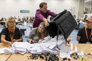 Phiếu bầu đang được kiểm sau cuộc tổng tuyển cử ở Vương quốc Anh. Ảnh: Getty Images / Andrew Aitchison