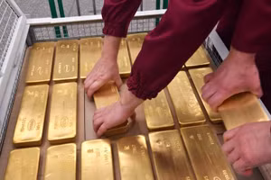 Nga thu lợi bất ngờ nhờ giá vàng tăng giữa vòng vây trừng phạt