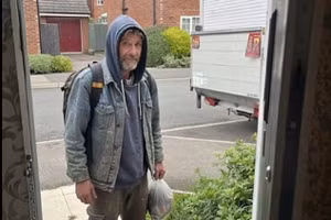 Xu hướng mới nhất đang lan rộng trên nền tảng TikTok đã bị cảnh sát Anh gọi là "ngốc nghếch và nguy hiểm". Xu hướng này chứng kiến ​​cảnh thanh thiếu niên sử dụng AI để giả vờ rằng một người vô gia cư đã đột nhập vào nhà mình.