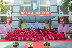 Tập thể cán bộ, giáo viên của trường Tiểu học Dịch Vọng A