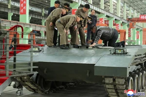 Chùm ảnh ông Kim Jong Un thị sát nhà máy xe tăng