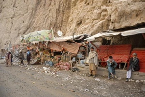 Cảnh người dân Afghanistan đối mặt cái lạnh -20 độ sau khi thoát động đất