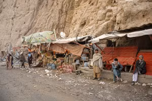 Cảnh người dân Afghanistan đối mặt cái lạnh -20 độ sau khi thoát động đất