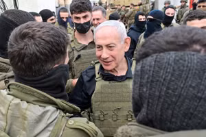 Thủ tướng Israel Benjamin Netanyahu cùng binh sĩ Israel tại miền Nam Lebanon ngày 12/4.