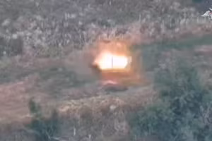 Tên lửa và pháo binh dội xuống trạm chỉ huy UAV, khu vực tập trung quân