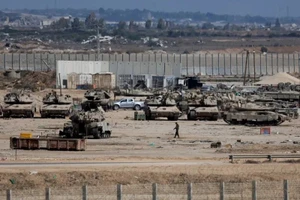 Quân nhân Israel hoạt động sau một loạt cuộc không kích trên khắp Dải Gaza, miền nam Israel, ngày 29/10 (Ảnh: REUTERS/AMMAR AWAD)