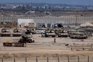 Quân nhân Israel hoạt động sau một loạt cuộc không kích trên khắp Dải Gaza, miền nam Israel, ngày 29/10 (Ảnh: REUTERS/AMMAR AWAD)