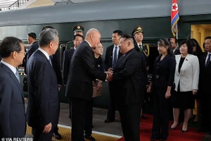 Con gái ông Kim Jong Un gây sốc xuất hiện tại diễu binh, dấy tin đồn kế vị