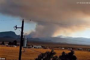 Một camera phát trực tiếp, được đặt trên đất tư nhân ngay bên ngoài cơ sở Groom Lake được canh gác nghiêm ngặt gần Rachel, Nevada, đã ghi lại cảnh khói bốc lên từ sâu bên trong căn cứ bí mật.