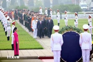 Lãnh đạo Đảng, Nhà nước cùng Đại biểu Quốc hội dự Kỳ họp thứ 8 vào Lăng viếng Chủ tịch Hồ Chí Minh. (Ảnh: An Đăng/TTXVN) 