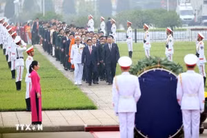 Lãnh đạo Đảng, Nhà nước cùng Đại biểu Quốc hội dự Kỳ họp thứ 8 vào Lăng viếng Chủ tịch Hồ Chí Minh. (Ảnh: An Đăng/TTXVN) 