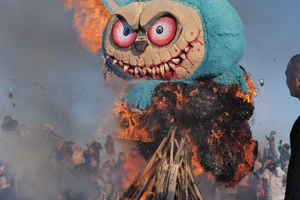 Video Labubu khổng lồ bị thiêu rụi trong lễ hội, gây tranh luận mạnh mẽ