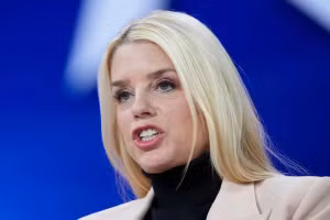 Tại một cuộc họp báo ở Washington, D.C. ngày 19/11 (giờ địa phương), Bộ trưởng Tư pháp Mỹ Pam Bondi và Giám đốc FBI Kash Patel đã công bố cáo buộc đối với Wedding.