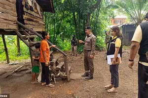 Các nhà chức trách đột kích một ngôi nhà trong một khoảng đất trống trong rừng và tìm thấy họ.