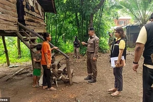 Các nhà chức trách đột kích một ngôi nhà trong một khoảng đất trống trong rừng và tìm thấy họ.