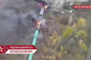 Khoảnh khắc đoàn tàu cháy ngùn ngụt vì trúng đòn UAV Geran-2 ở Sumy