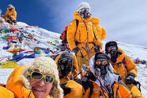 Hàng trăm người xếp hàng chờ chinh phục đỉnh Everest