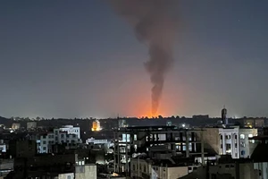 Khói bốc lên trên bầu trời sau một cuộc không kích do Mỹ dẫn đầu tại Sanaa, Yemen. Ảnh: REUTERS