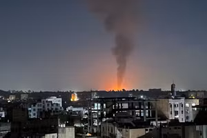 Khói bốc lên trên bầu trời sau một cuộc không kích do Mỹ dẫn đầu tại Sanaa, Yemen. Ảnh: REUTERS