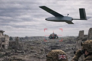 Hình ảnh mô phỏng khái niệm về máy bay không người lái tấn công một chiều HAMMER trong môi trường chiến thuật. Ảnh: EDC