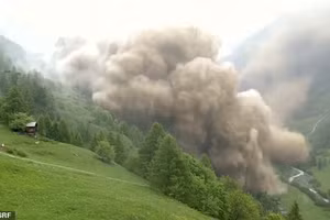 Khoảnh khắc kinh hoàng sạt lở sông băng chôn vùi ngôi làng Thụy Sĩ