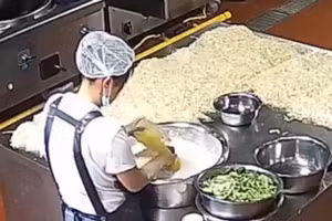 Hình ảnh từ camera giám sát do phương tiện truyền thông Trung Quốc đăng tải dường như cho thấy quá trình sản xuất loại thực phẩm bị nghi ngờ. (Ảnh: 1news.co.nz)