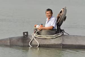Ông Zhang Shengwu và tàu ngầm "Big Black Fish" của ông. (Ảnh: CCTV)