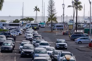 Giao thông tại Cảng Ala Way ở Waikiki, Hawaii, khi mọi người cố gắng sơ tán sau cảnh báo sóng thần. Ảnh: Eugene Tanner/AFP/Getty Images