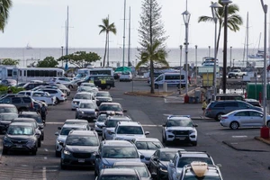 Giao thông tại Cảng Ala Way ở Waikiki, Hawaii, khi mọi người cố gắng sơ tán sau cảnh báo sóng thần. Ảnh: Eugene Tanner/AFP/Getty Images