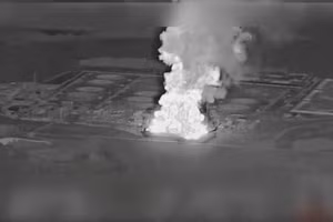 Khói bốc lên từ trạm bơm dầu Unecha trong một vụ cháy, ở huyện Unechsky, vùng Bryansk, Nga, ngày 21/8. Ảnh: Reuters.